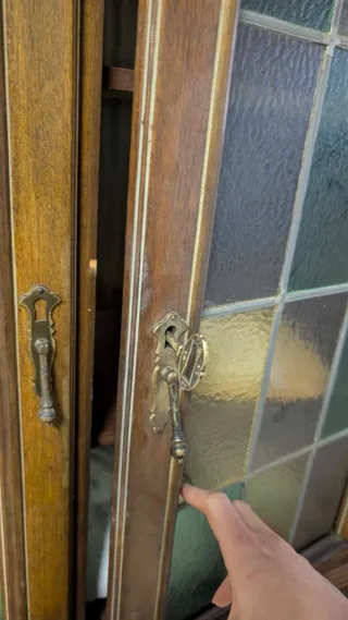 Mueble vitrina madera