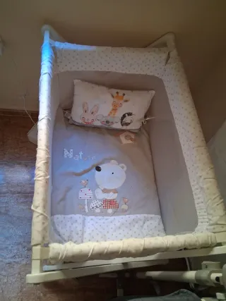 Minicuna independiente con laterales de rejilla