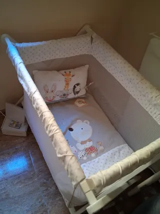 Minicuna independiente con laterales de rejilla