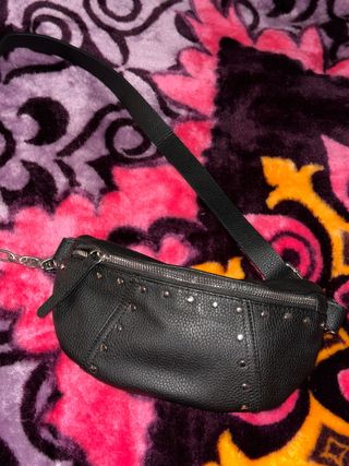Riñonera de piel con tachuelas