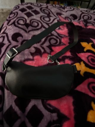 Riñonera de piel con tachuelas