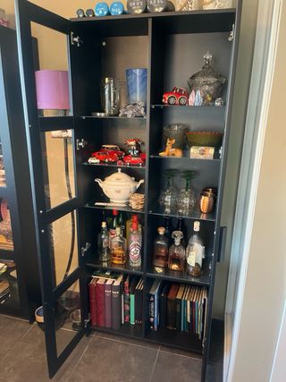 Due vetrine nere che possono essere posizionate insieme o separatamente