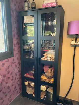 Due vetrine nere che possono essere posizionate insieme o separatamente