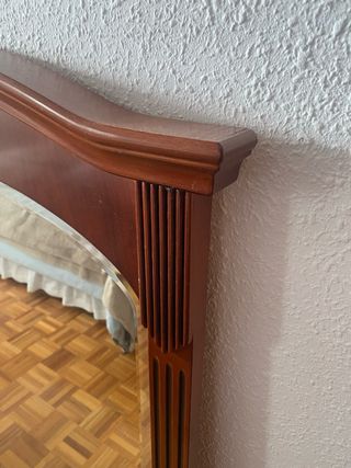 Espejo de madera con marco curvo