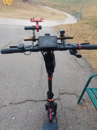 Patinete eléctrico con luces y bolsa