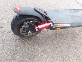 Patinete eléctrico con luces y bolsa