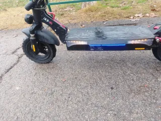 Patinete eléctrico con luces y bolsa