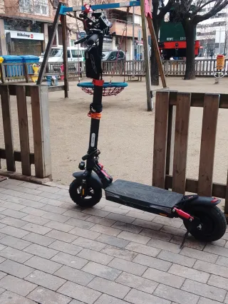 Patinete eléctrico con luces y bolsa