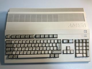 Amiga 500 Beige/Gris + Ratón tanque.