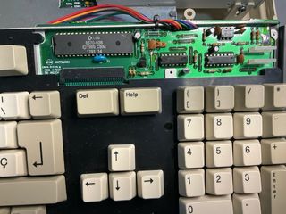 Amiga 500 Beige/Gris + Ratón tanque.