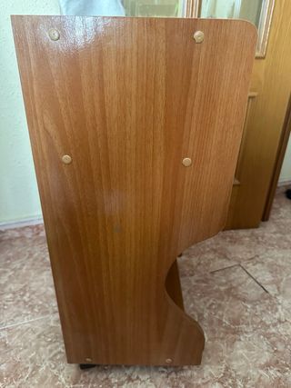 Mesita de noche con ruedas