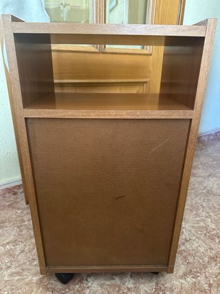 Mesita de noche con ruedas