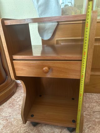 Mesita de noche con ruedas