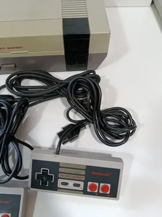 Consola Nintendo NES con mandos y cables