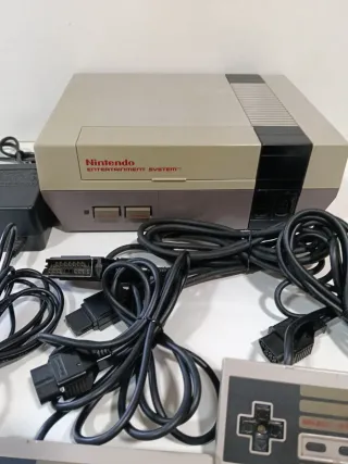 Consola Nintendo NES con mandos y cables