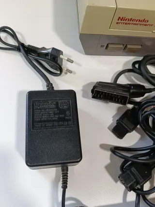 Consola Nintendo NES con mandos y cables