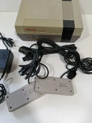 Consola Nintendo NES con mandos y cables