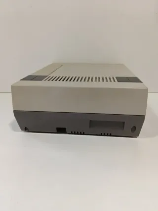 Consola Nintendo NES con mandos y cables