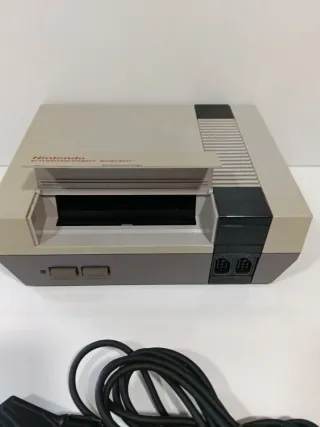 Consola Nintendo NES con mandos y cables