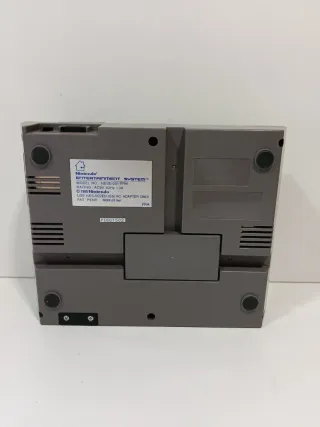 Consola Nintendo NES con mandos y cables