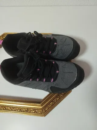 Zapatillas deportivas grises y rosas