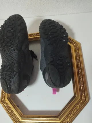 Zapatillas deportivas grises y rosas