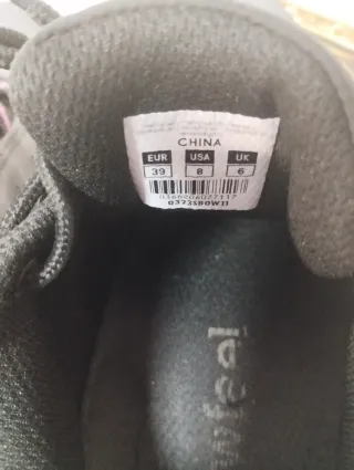 Zapatillas deportivas grises y rosas