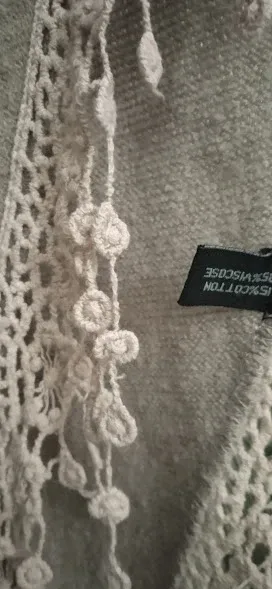 Sciarpa triangolare lilla con frange