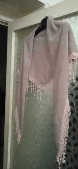 Sciarpa triangolare lilla con frange