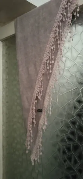 Sciarpa triangolare lilla con frange