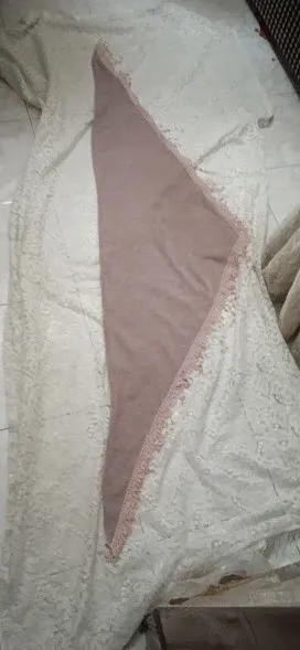 Sciarpa triangolare lilla con frange