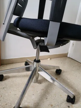 Silla de oficina ergonómica negra