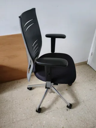 Silla de oficina ergonómica negra