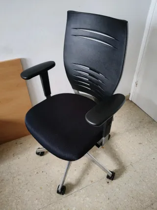 Silla de oficina ergonómica negra