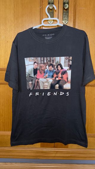 Camiseta Friends x Pull and Bear Negra