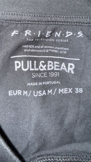 Camiseta Friends x Pull and Bear Negra