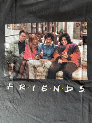 Camiseta Friends x Pull and Bear Negra