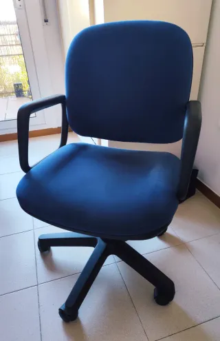 Silla/butaca de oficina azul y negra ,muy cómoda