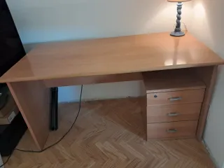 Mesa de escritorio de madera, con cajonera