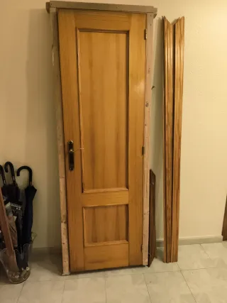 Puerta madera 62x202 con marco y tapetas