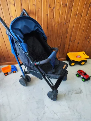 Carrito de bebé azul