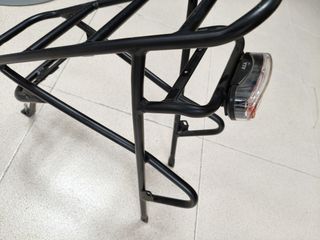 Portaequipaje bici eléctrica luz trasera rueda 26"