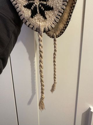 Gorro tejido con pompón y orejeras