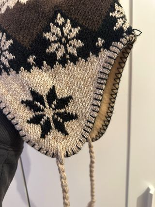 Gorro tejido con pompón y orejeras