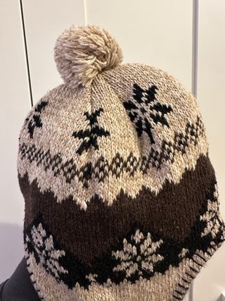Gorro tejido con pompón y orejeras
