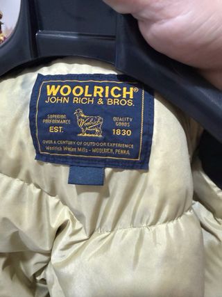 Piumino Woolrich nero con cappuccio