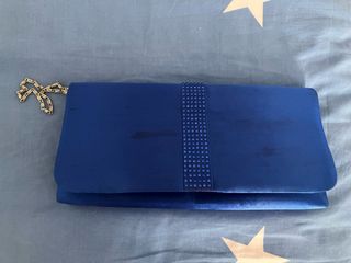 Bolso de fiesta azul con cadena