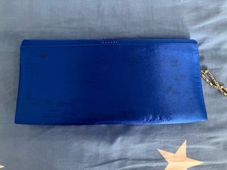 Bolso de fiesta azul con cadena