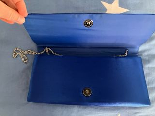 Bolso de fiesta azul con cadena