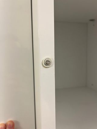 Armarios blancos con estanterías